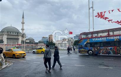 CİHANGİR PÜRTELAŞ SOKAK'TA DENİZ MANZARALI 2+1 SATILIK DAİRE