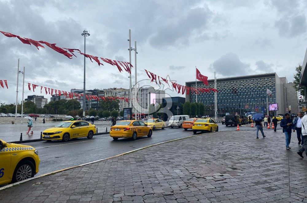 CİHANGİR PÜRTELAŞ SOKAK'TA DENİZ MANZARALI 2+1 SATILIK DAİRE