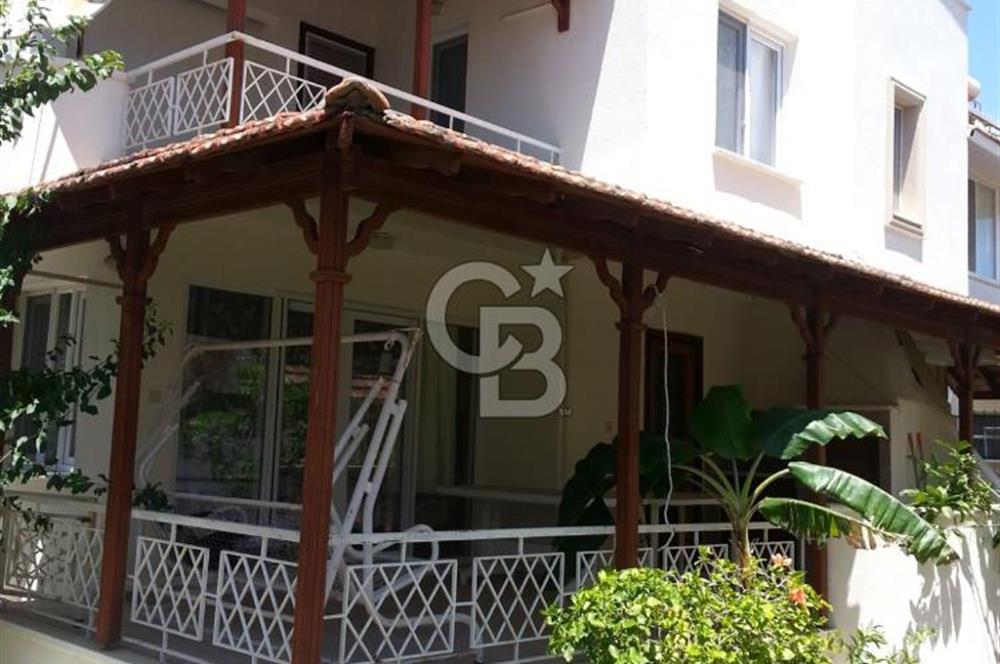 DATÇA BURGAZDA DENİZE ÇOK YAKIN EŞYALI KİRALIK TRİPLEKS VİLLA
