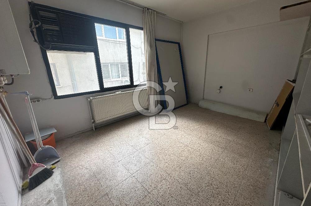 KARŞIYAKA ÇARŞI GİRİŞİNDE | İSKELE KARŞISI | SATILIK 30 M² OFİS