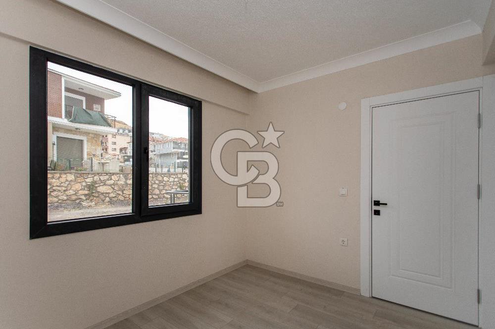 Foça Bağarası Kazım Dirik Mah. Satılık 1+1 Bahçe Katı Daire