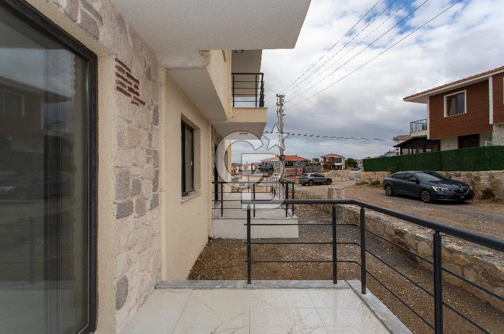 Foça Bağarası Kazım Dirik Mah. Satılık 1+1 Bahçe Katı Daire