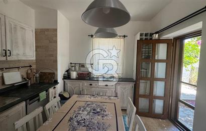DATÇA EMECİK'TE DENİZ MANZARALI MÜŞTEMİLATLI SATILIK 3+1 VİLLA