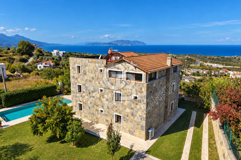 Kuşadası Yaylaköy’de Full Deniz Manzaralı, Zeytinlik İçerisinde Satılık Özel Malikane
