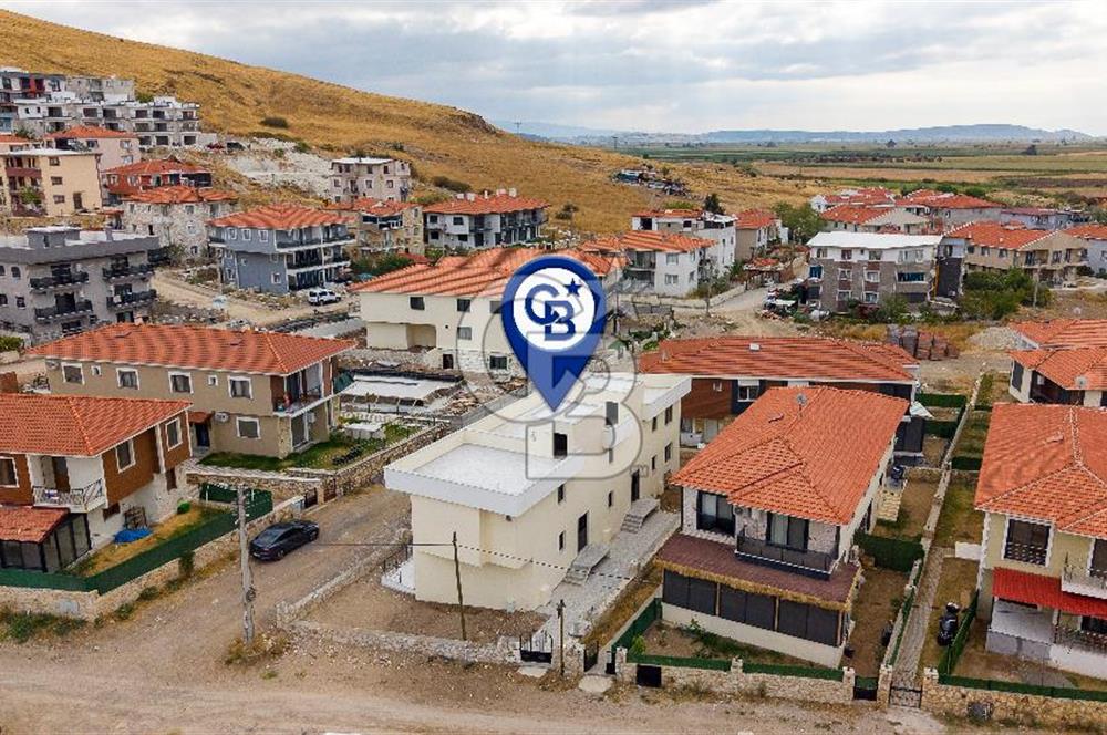 Foça Bağarası Kazım Dirik Mah. Satılık 1+1 Bahçe Katı Daire