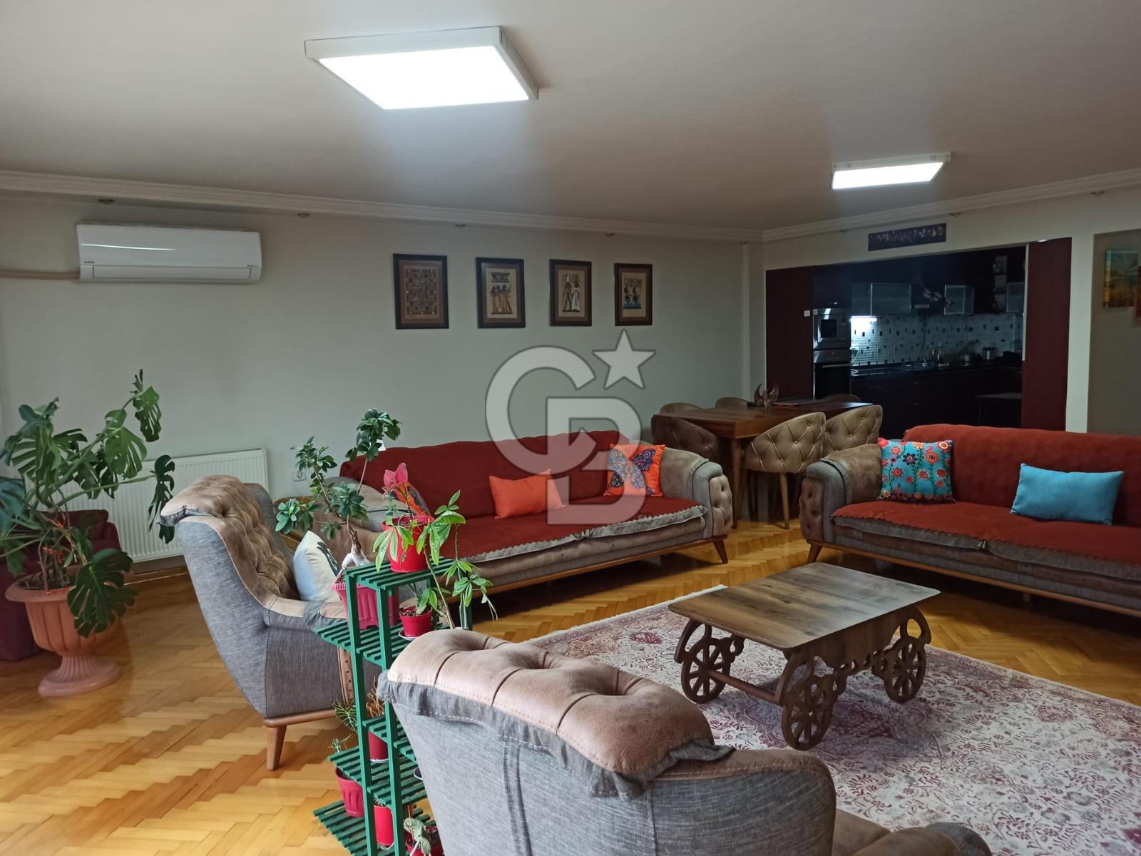 Karşıyaka Bahariye’de Önü Açık, Otoparklı, Çift Balkonlu 3+1 Kiralık Daire