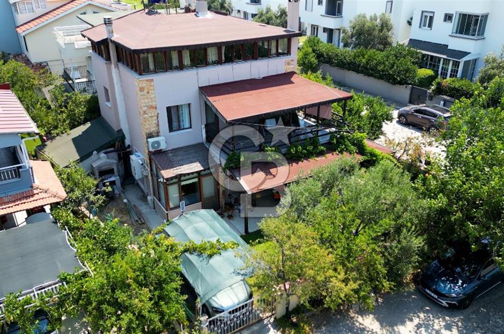 🌊 URLA ATATÜRK MAHALLESİ’NDE DENİZE YAKIN, BAHÇELİ TRİPLEKS MÜSTAKİL EV / VİLLA