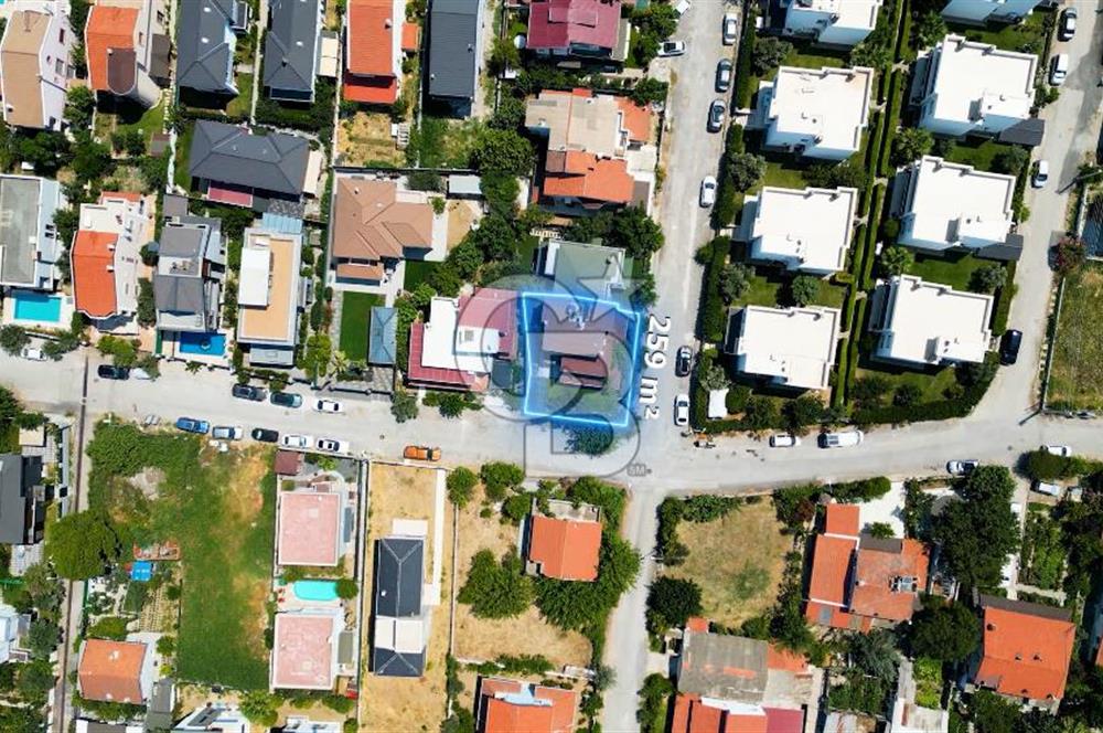 🌊 URLA ATATÜRK MAHALLESİ’NDE DENİZE YAKIN, BAHÇELİ TRİPLEKS MÜSTAKİL EV / VİLLA