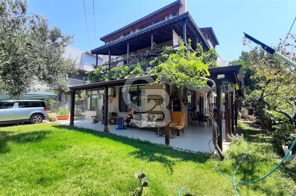 🌊 URLA ATATÜRK MAHALLESİ’NDE DENİZE YAKIN, BAHÇELİ TRİPLEKS MÜSTAKİL EV / VİLLA