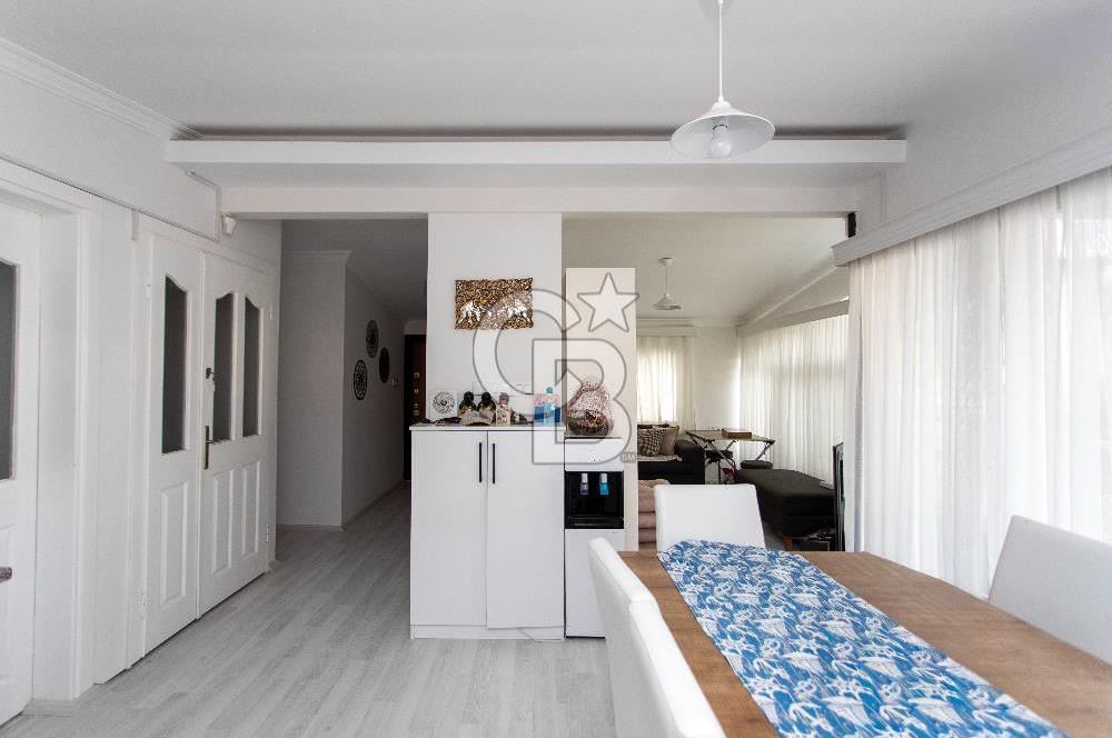 Yenifoça'da Satılık Havuzlu 3 Daireli Komple Bina