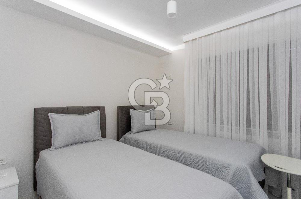 Yenifoça'da Satılık Havuzlu 3 Daireli Komple Bina