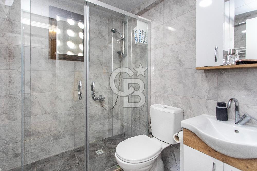 Yenifoça'da Satılık Havuzlu 3 Daireli Komple Bina