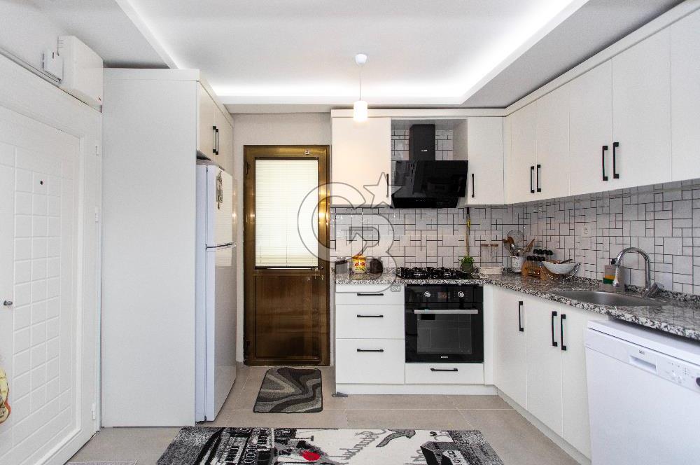 Yenifoça'da Satılık Havuzlu 3 Daireli Komple Bina