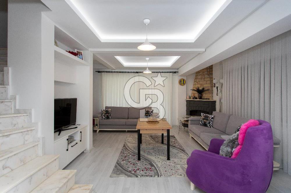Yenifoça'da Satılık Havuzlu 3 Daireli Komple Bina