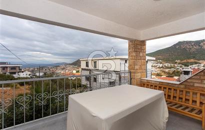 Yenifoça'da Satılık Havuzlu 3 Daireli Komple Bina