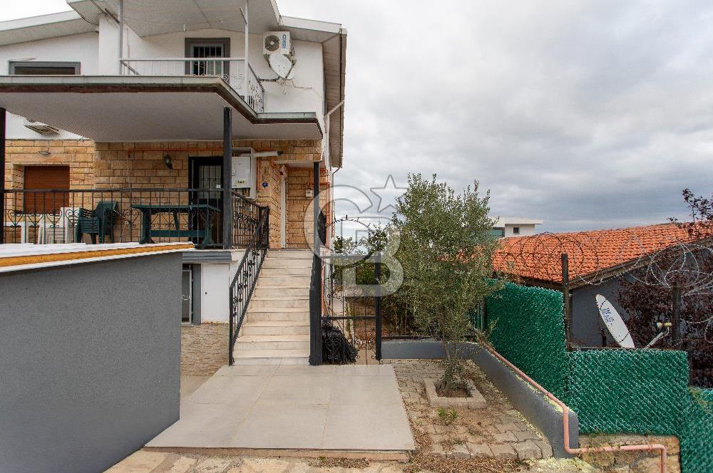 Yenifoça'da Satılık Havuzlu 3 Daireli Komple Bina
