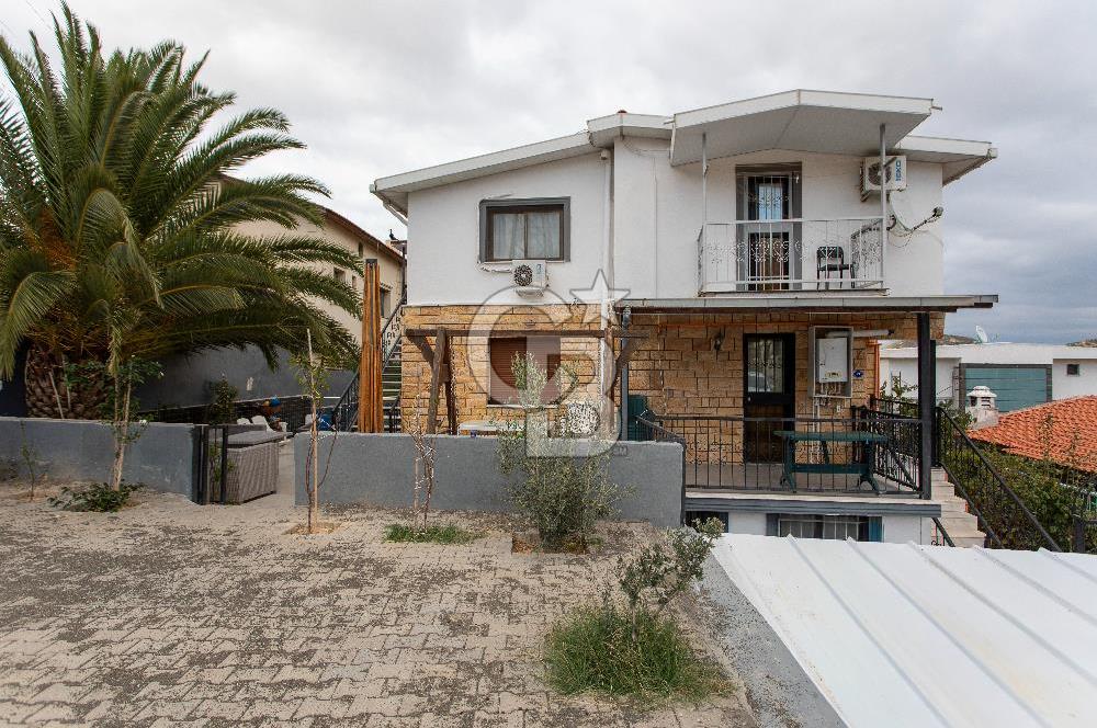 Yenifoça'da Satılık Havuzlu 3 Daireli Komple Bina
