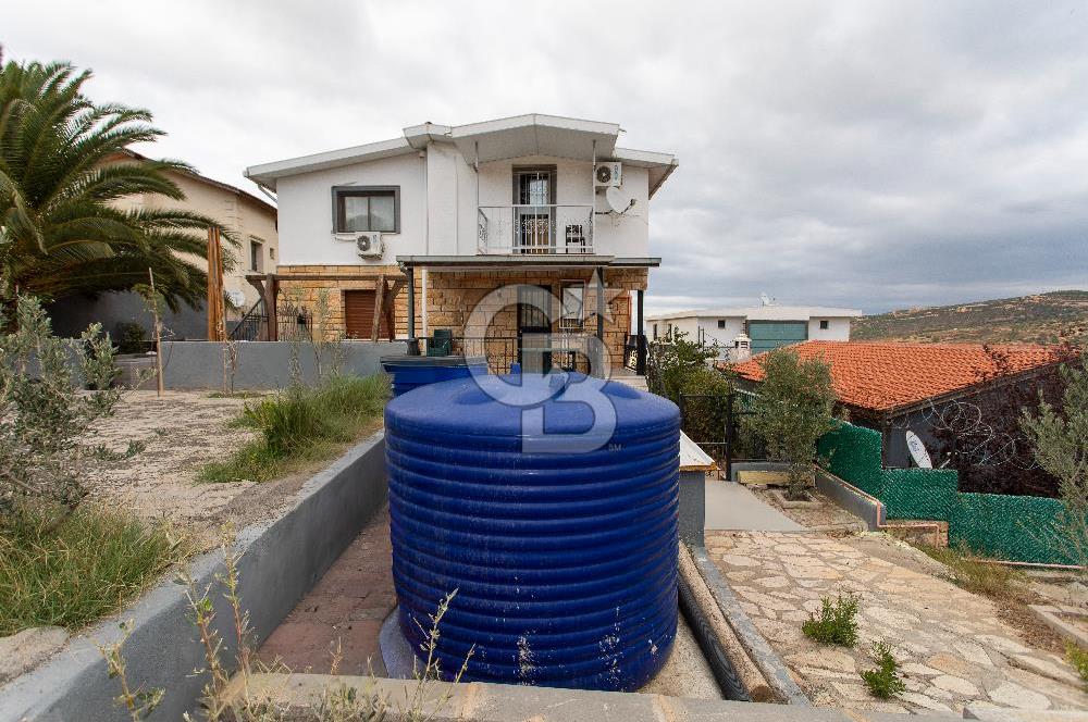 Yenifoça'da Satılık Havuzlu 3 Daireli Komple Bina