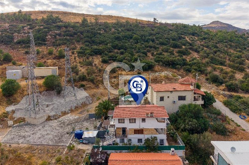Yenifoça'da Satılık Havuzlu 3 Daireli Komple Bina