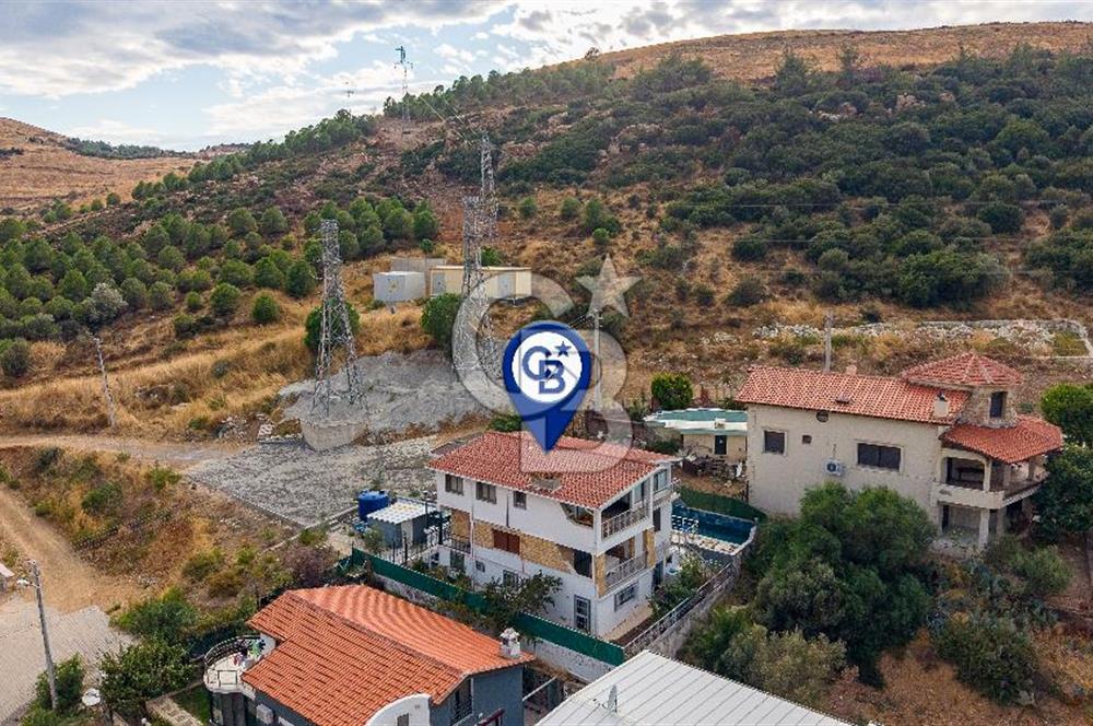 Yenifoça'da Satılık Havuzlu 3 Daireli Komple Bina