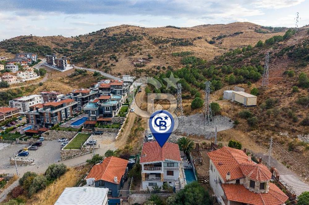 Yenifoça'da Satılık Havuzlu 3 Daireli Komple Bina