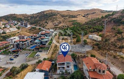 Yenifoça'da Satılık Havuzlu 3 Daireli Komple Bina