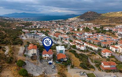 Yenifoça'da Satılık Havuzlu 3 Daireli Komple Bina