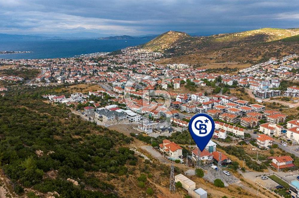 Yenifoça'da Satılık Havuzlu 3 Daireli Komple Bina