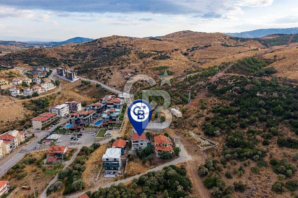 Yenifoça'da Satılık Havuzlu 3 Daireli Komple Bina