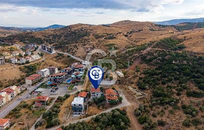 Yenifoça'da Satılık Havuzlu 3 Daireli Komple Bina