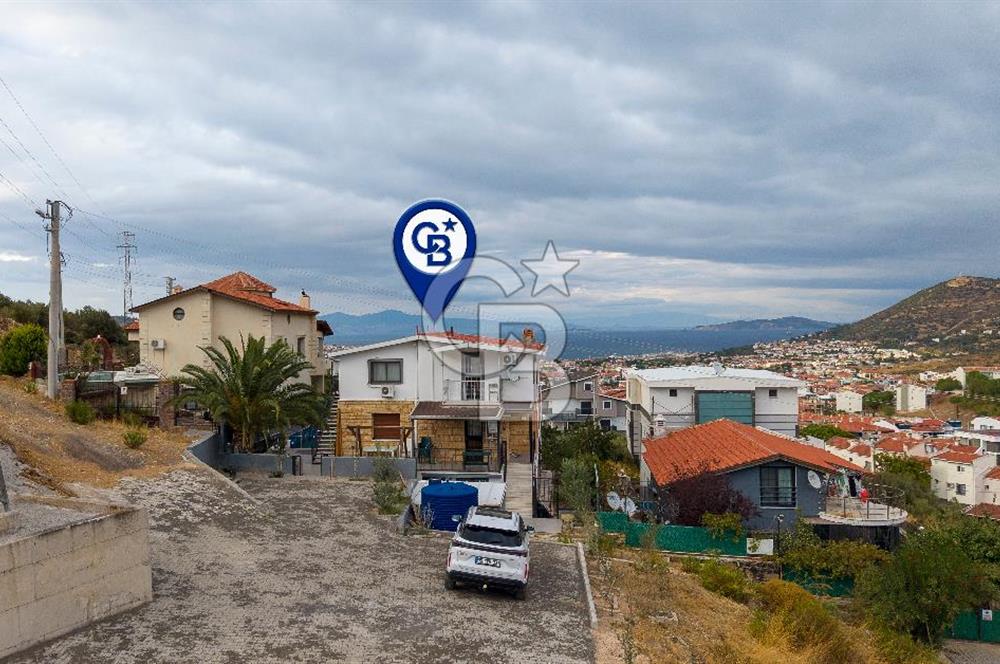 Yenifoça'da Satılık Havuzlu 3 Daireli Komple Bina
