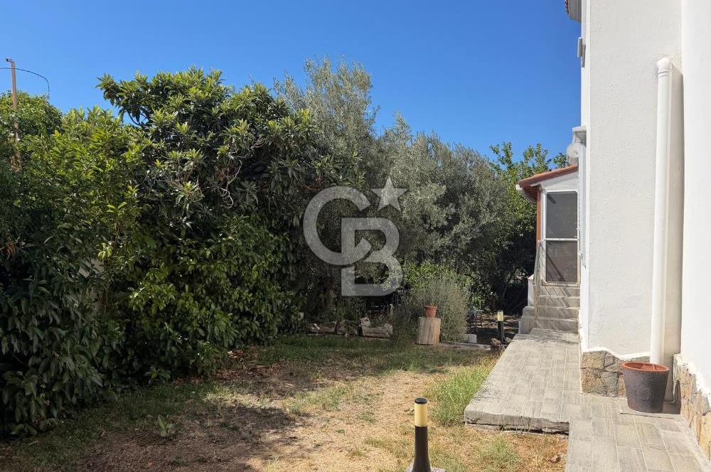 Foça İsmetpaşa Mah. Eşyalı Kiralık 3+1 Havuzlu Villa