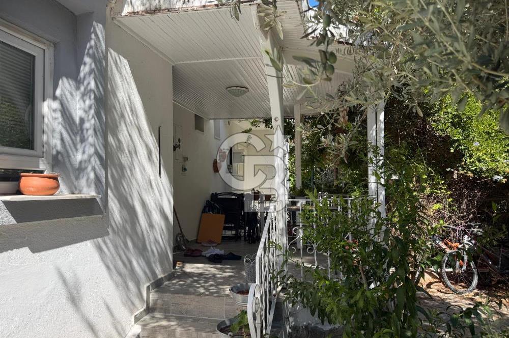 Foça İsmetpaşa Mah. Eşyalı Kiralık 3+1 Havuzlu Villa