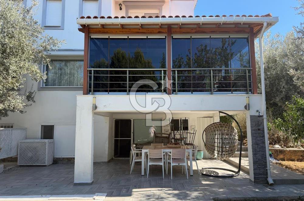 Foça İsmetpaşa Mah. Eşyalı Kiralık 3+1 Havuzlu Villa