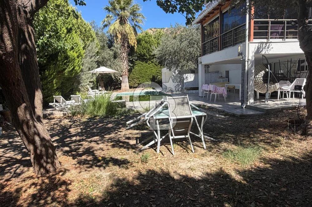 Foça İsmetpaşa Mah. Eşyalı Kiralık 3+1 Havuzlu Villa