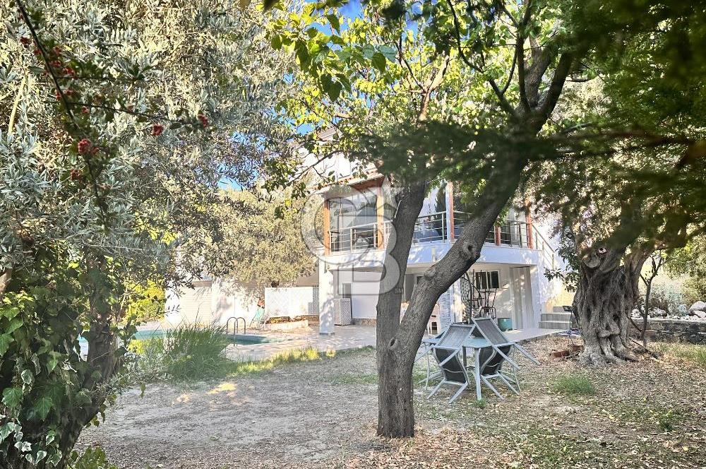 Foça İsmetpaşa Mah. Eşyalı Kiralık 3+1 Havuzlu Villa