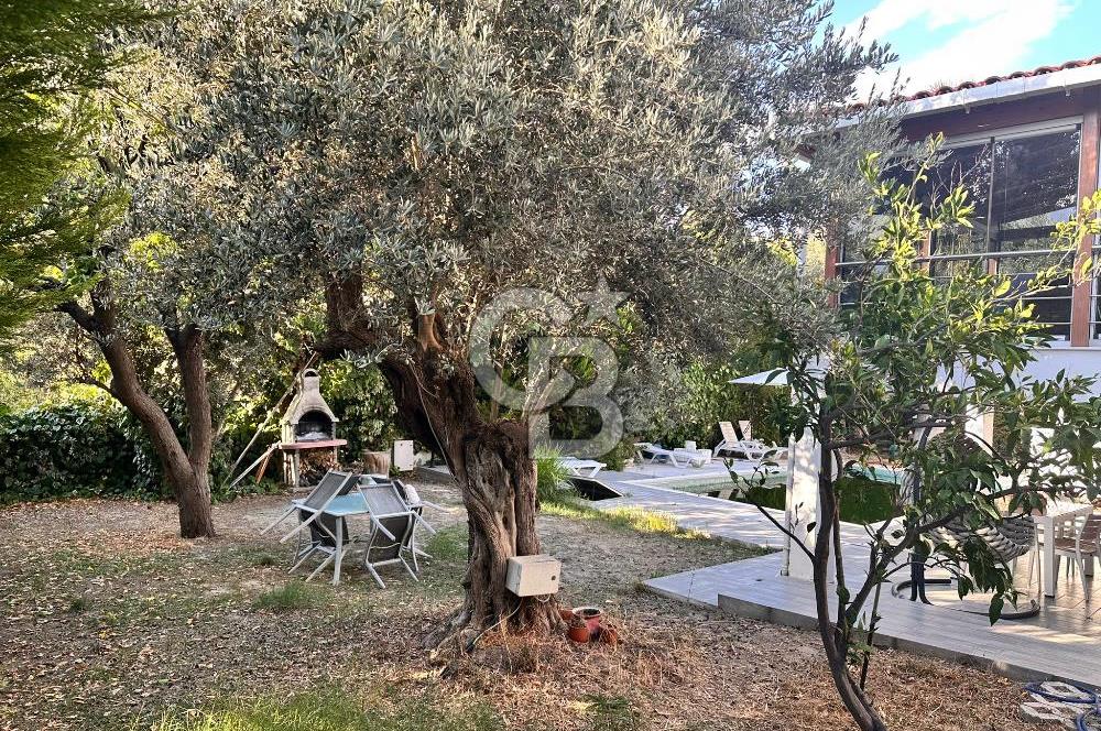 Foça İsmetpaşa Mah. Eşyalı Kiralık 3+1 Havuzlu Villa