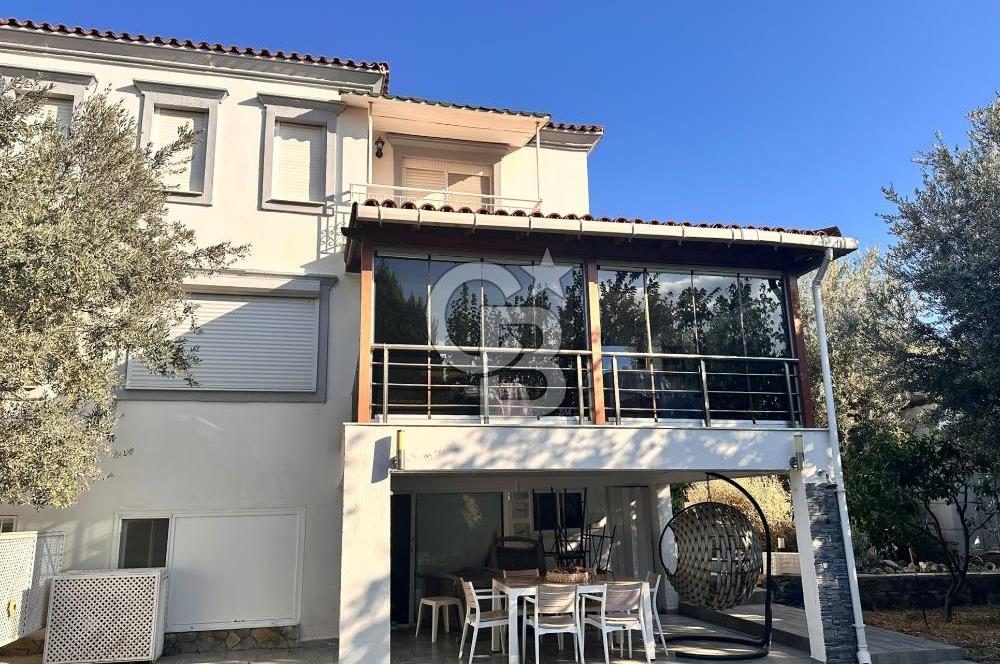 Foça İsmetpaşa Mah. Eşyalı Kiralık 3+1 Havuzlu Villa
