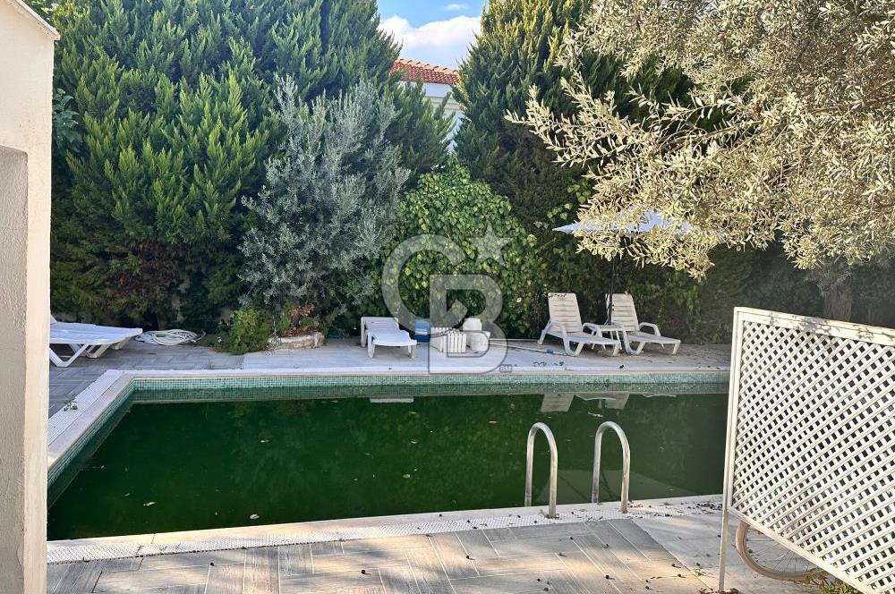 Foça İsmetpaşa Mah. Eşyalı Kiralık 3+1 Havuzlu Villa
