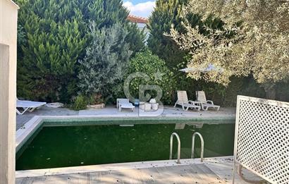 Foça İsmetpaşa Mah. Eşyalı Kiralık 3+1 Havuzlu Villa