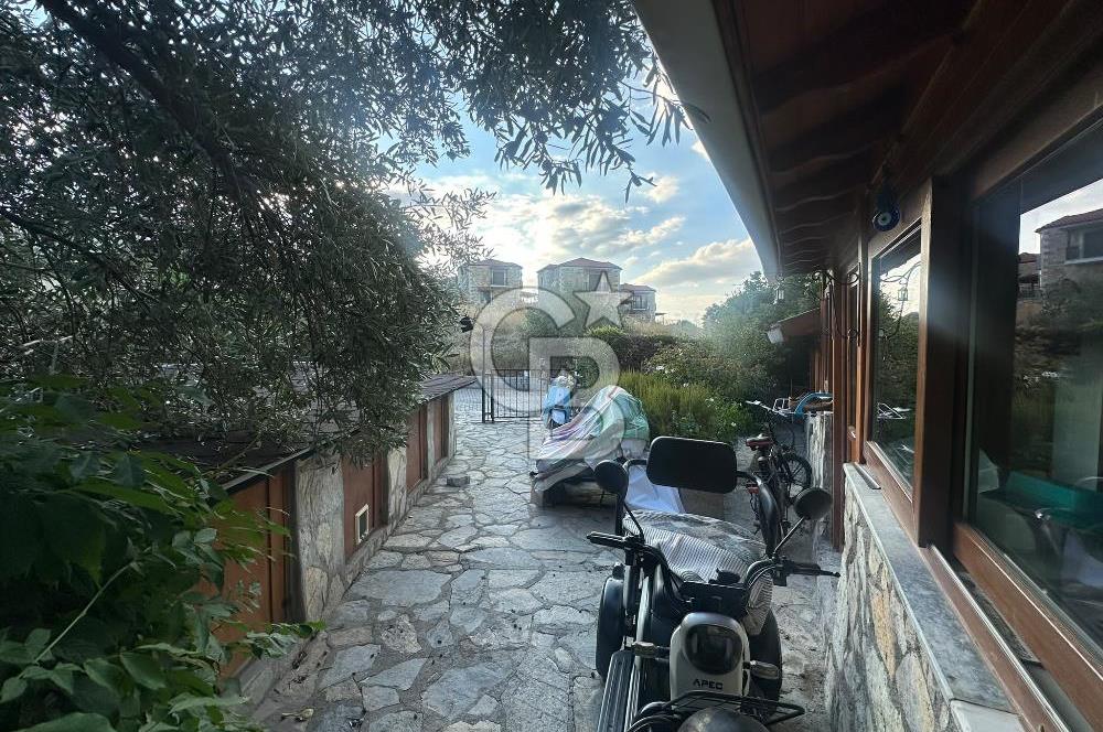 Foça Atatürk Mah. Pırıl Evler Sitesi'nde Eşyasız Kiralık Villa
