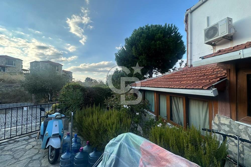 Foça Atatürk Mah. Pırıl Evler Sitesi'nde Eşyasız Kiralık Villa