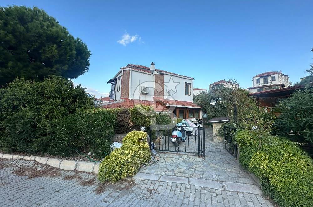 Foça Atatürk Mah. Pırıl Evler Sitesi'nde Eşyasız Kiralık Villa