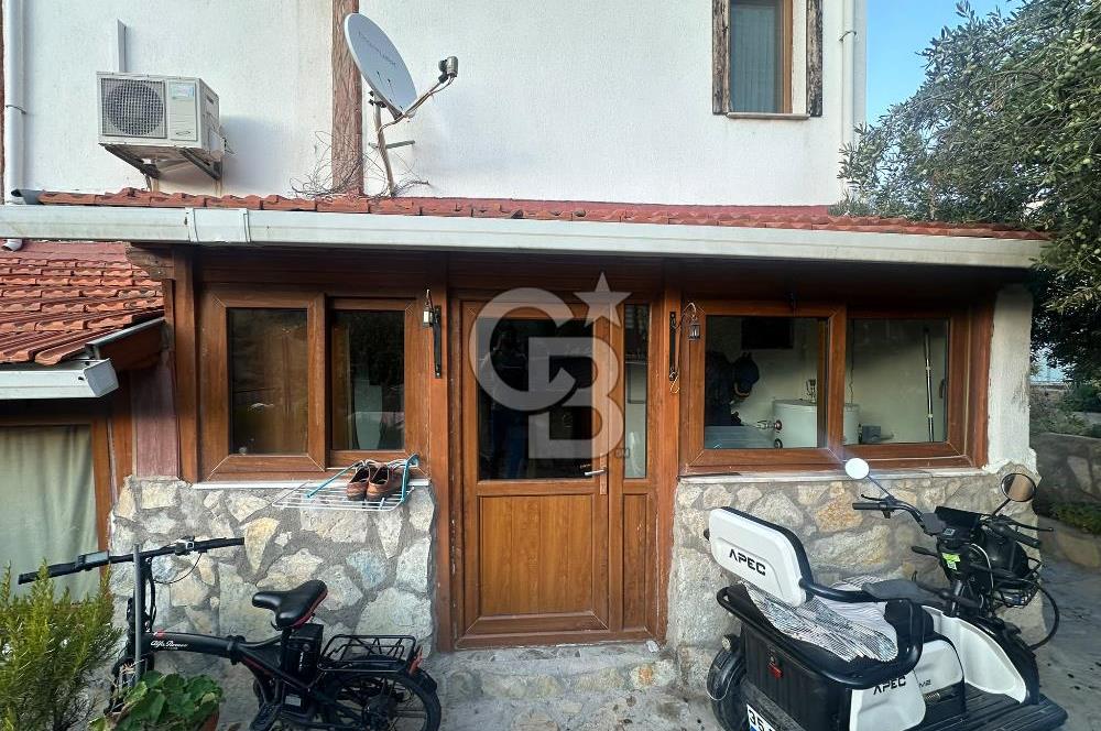 Foça Atatürk Mah. Pırıl Evler Sitesi'nde Eşyasız Kiralık Villa
