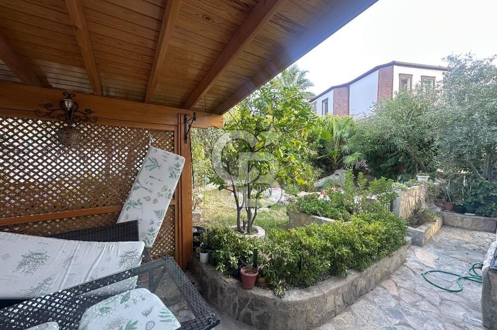 Foça Atatürk Mah. Pırıl Evler Sitesi'nde Eşyasız Kiralık Villa