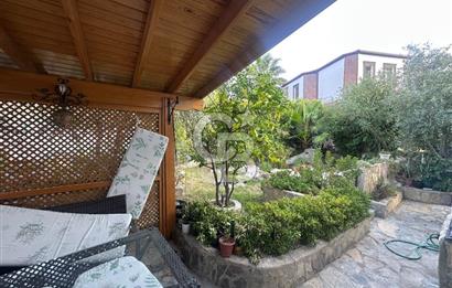Foça Atatürk Mah. Pırıl Evler Sitesi'nde Eşyasız Kiralık Villa