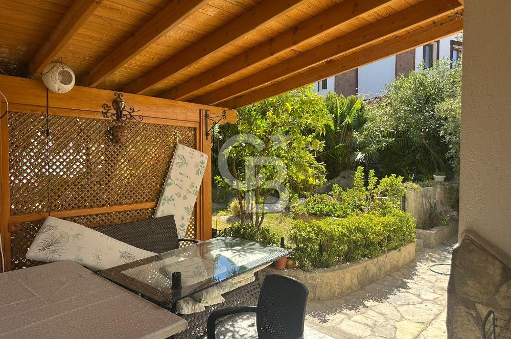 Foça Atatürk Mah. Pırıl Evler Sitesi'nde Eşyasız Kiralık Villa