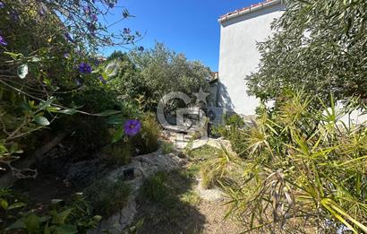 Foça Atatürk Mah. Pırıl Evler Sitesi'nde Eşyasız Kiralık Villa