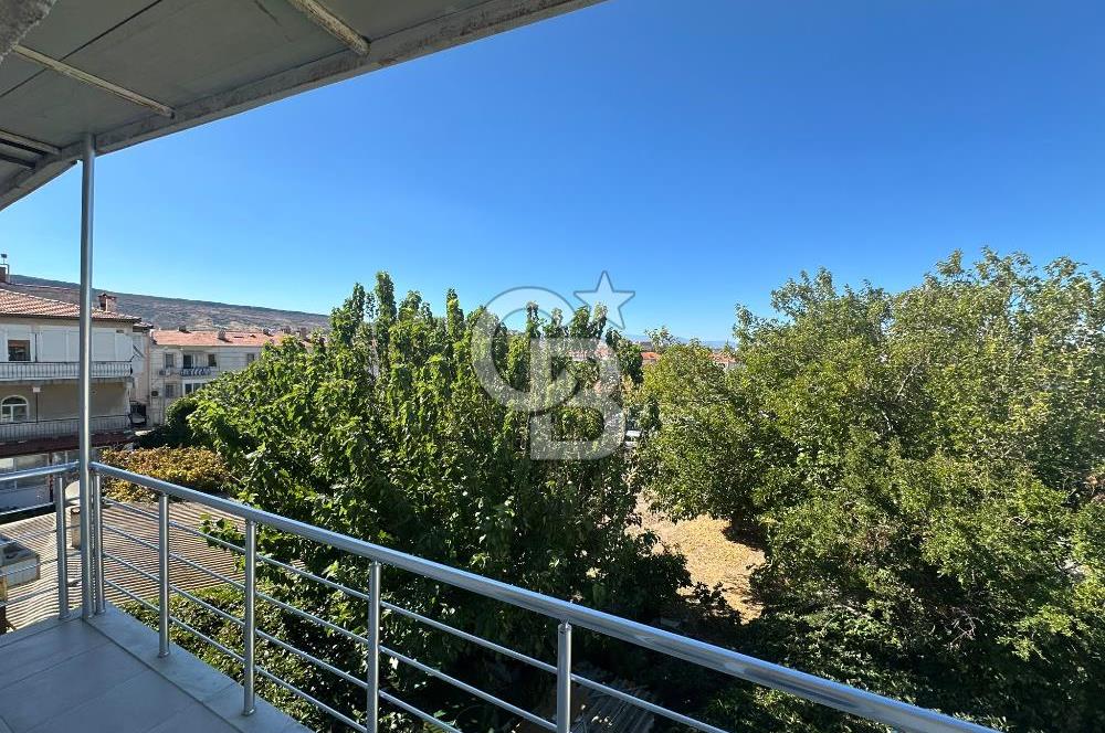 Foça Fevzipaşa Mah. Kiralık 3+1 Kapalı Mutfaklı Daire