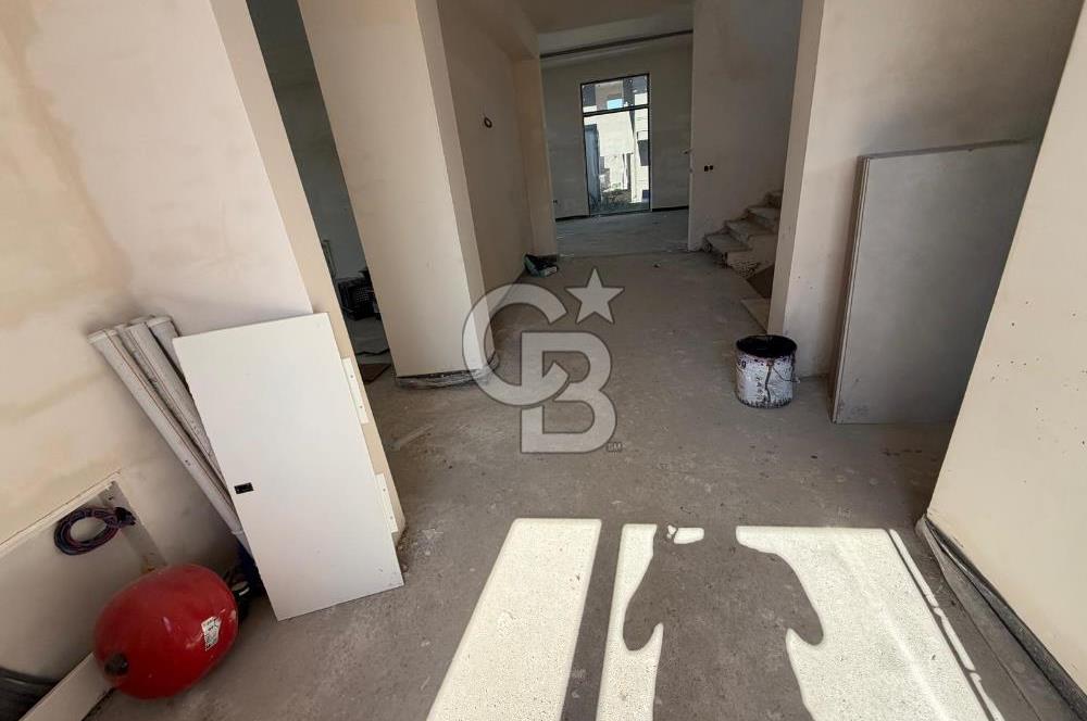 MODERN YAŞAMA UYGUN GENİŞ AYRICALIKLI SİTE İÇİNDE VİLLA